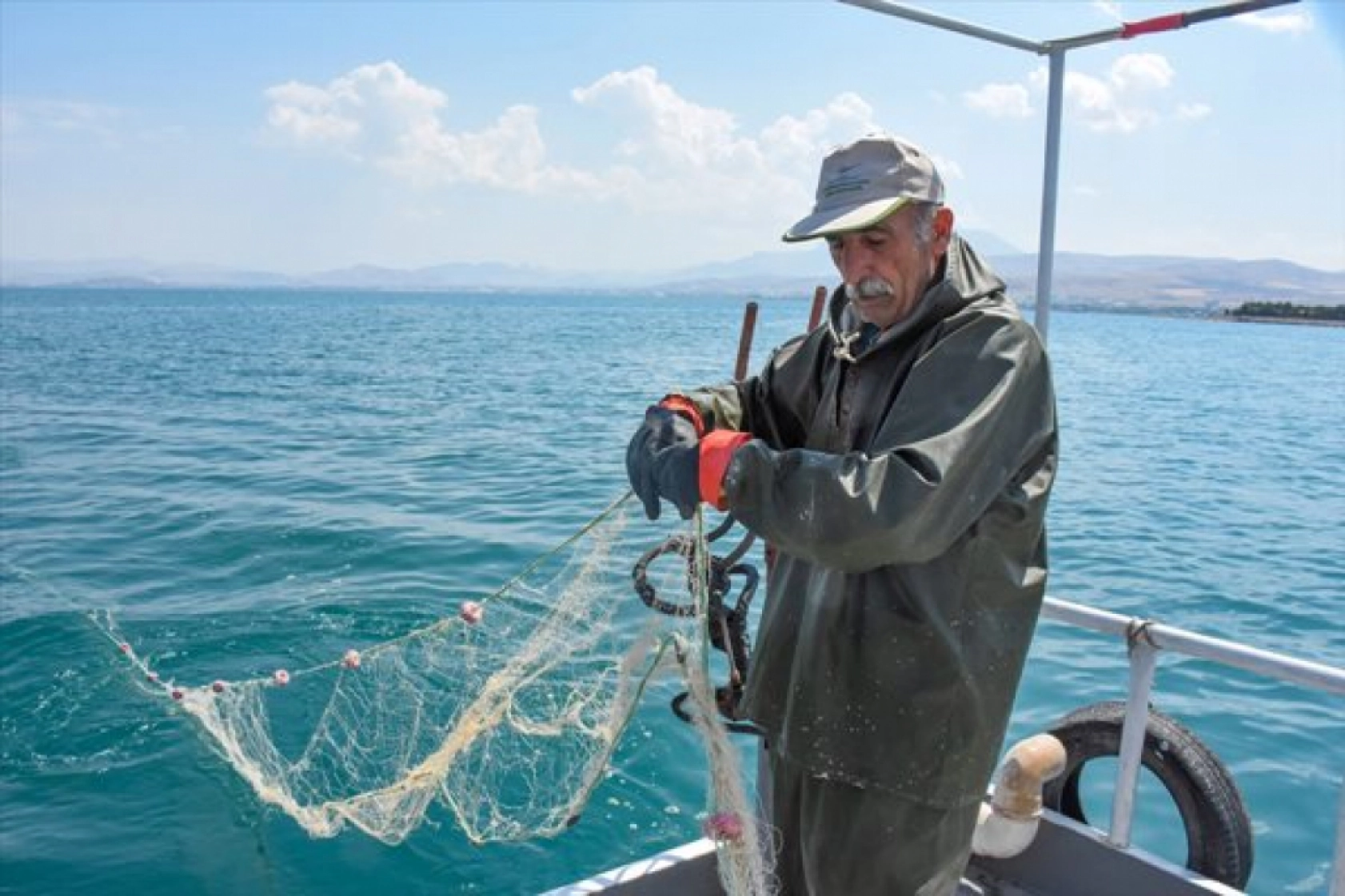 Balıkçılar 'vira bismillah' diyerek Van Gölü'ne ağlarını bıraktı