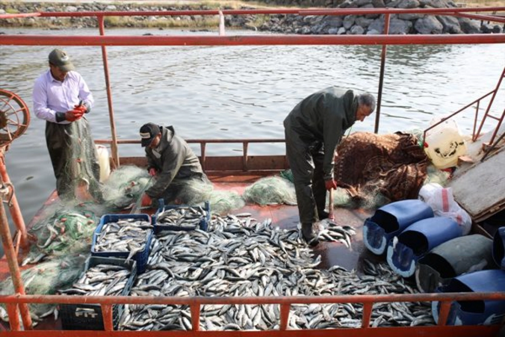 Balıkçılar 'vira bismillah' diyerek Van Gölü'ne ağlarını bıraktı