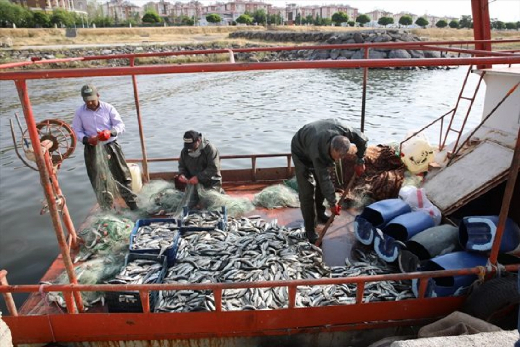 Balıkçılar 'vira bismillah' diyerek Van Gölü'ne ağlarını bıraktı