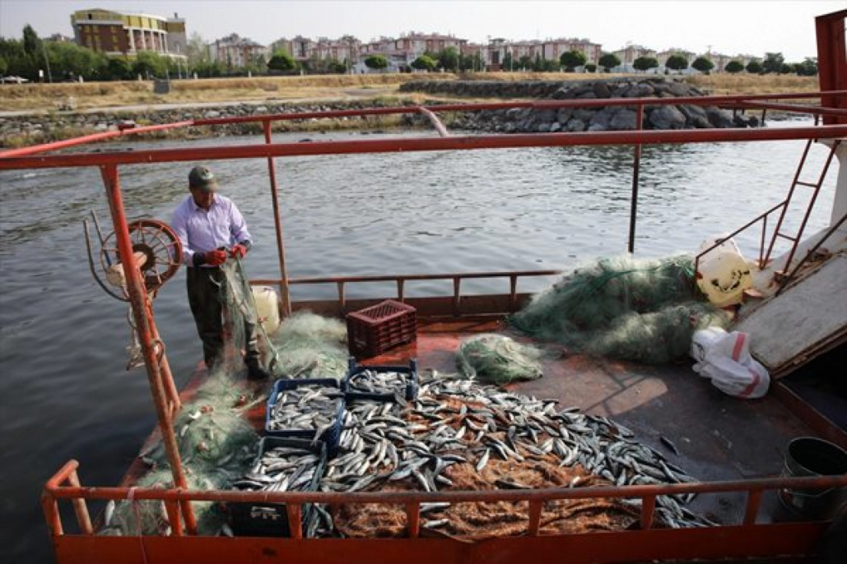 Balıkçılar 'vira bismillah' diyerek Van Gölü'ne ağlarını bıraktı