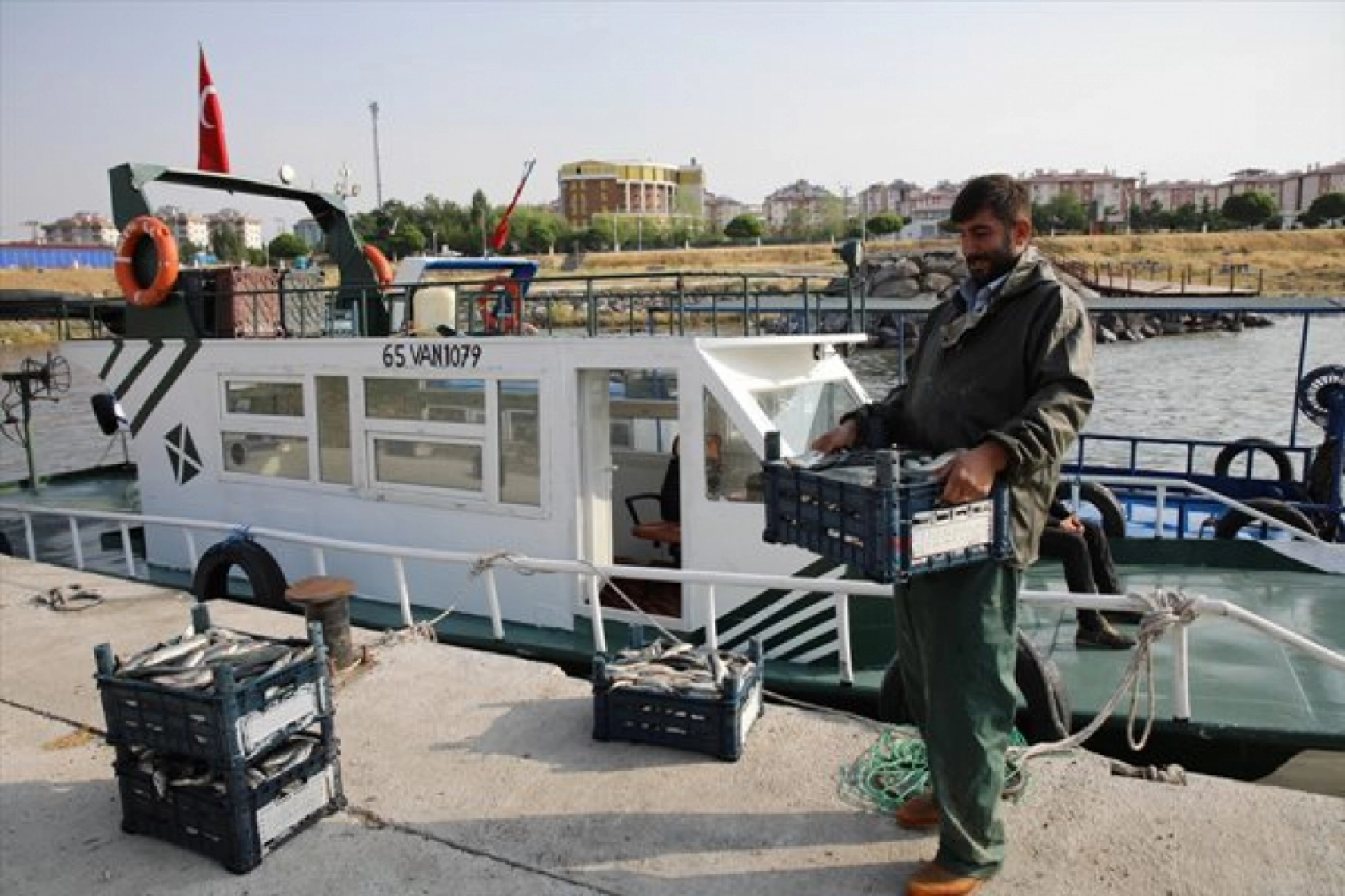 Balıkçılar 'vira bismillah' diyerek Van Gölü'ne ağlarını bıraktı