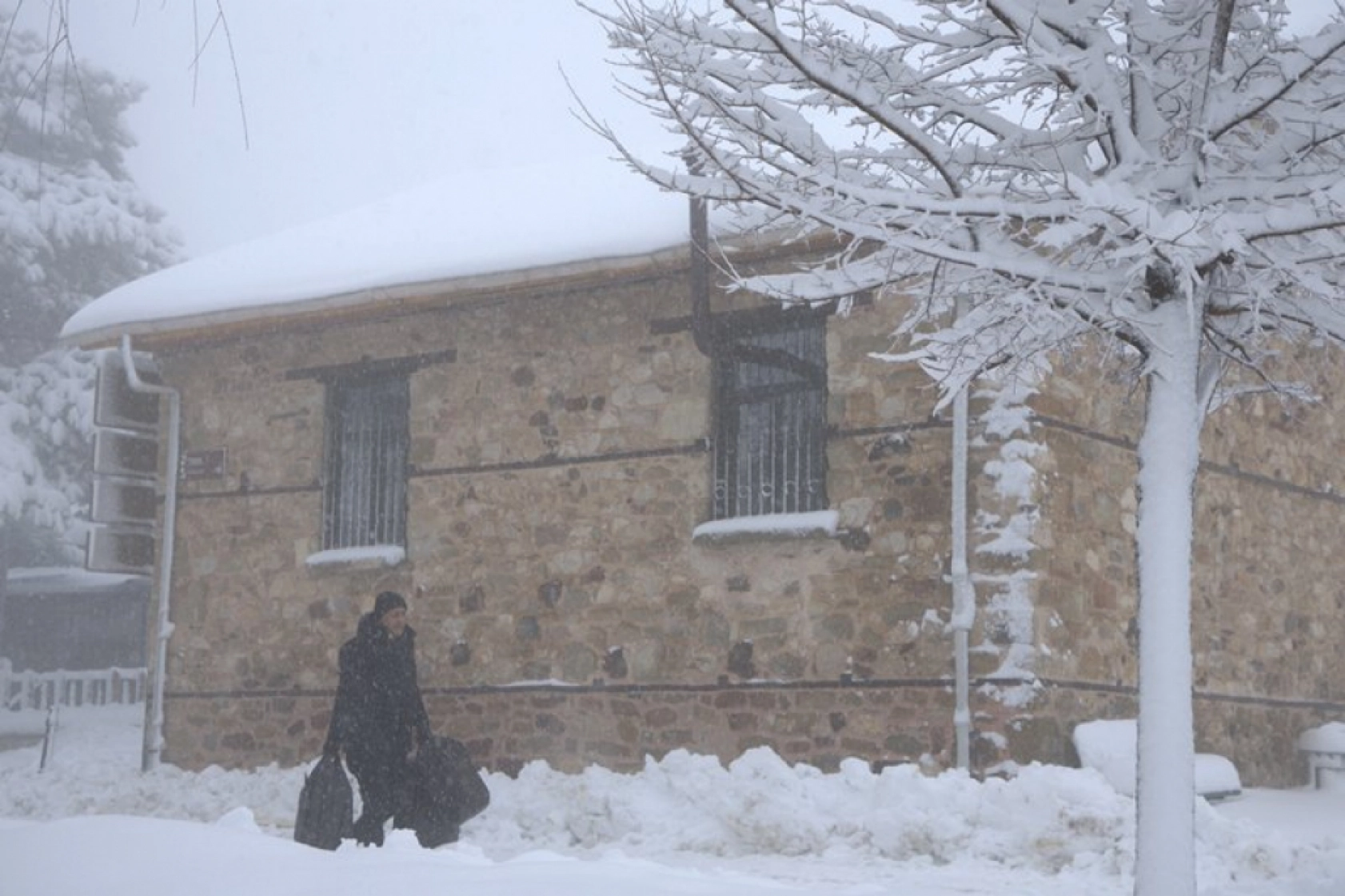 Yoğun kar yağışı Harput'u yuttu: 4 bin yıllık tarih gözden kayboldu