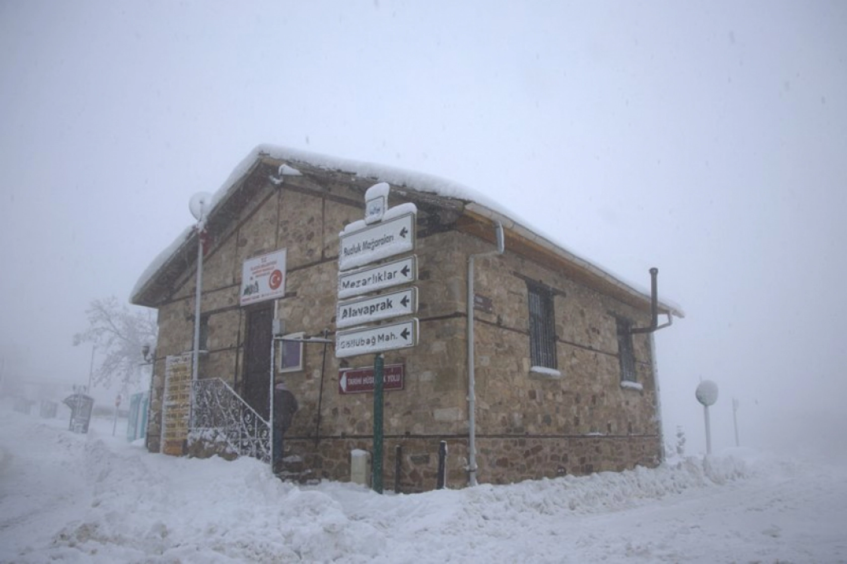 Yoğun kar yağışı Harput'u yuttu: 4 bin yıllık tarih gözden kayboldu