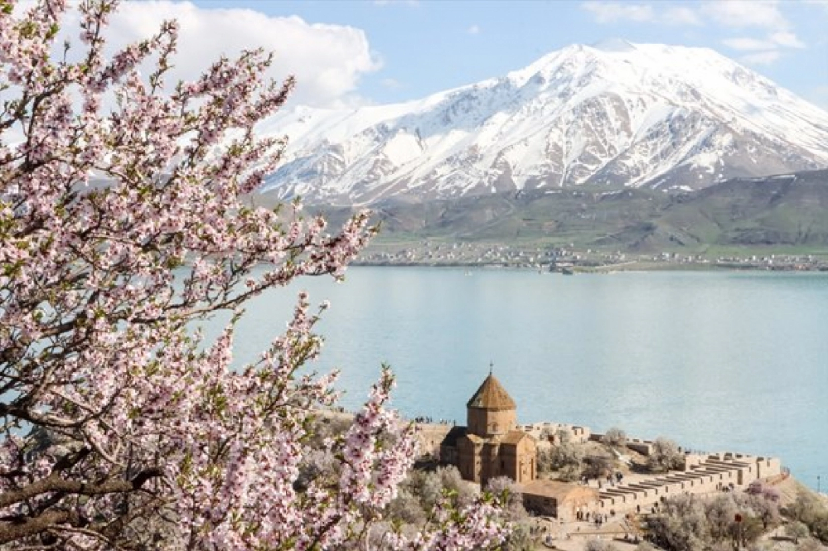 Van'da turizmin gözdesi Akdamar Adası