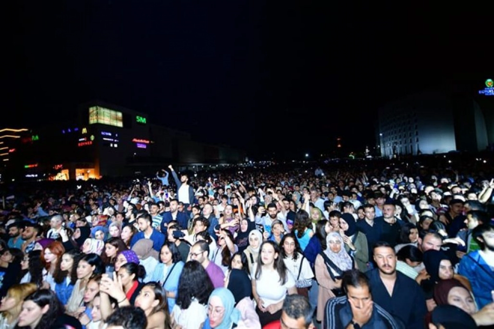 Kıraç, Malatya'lılara Unutulmayacak Bir Konser Yaşattı