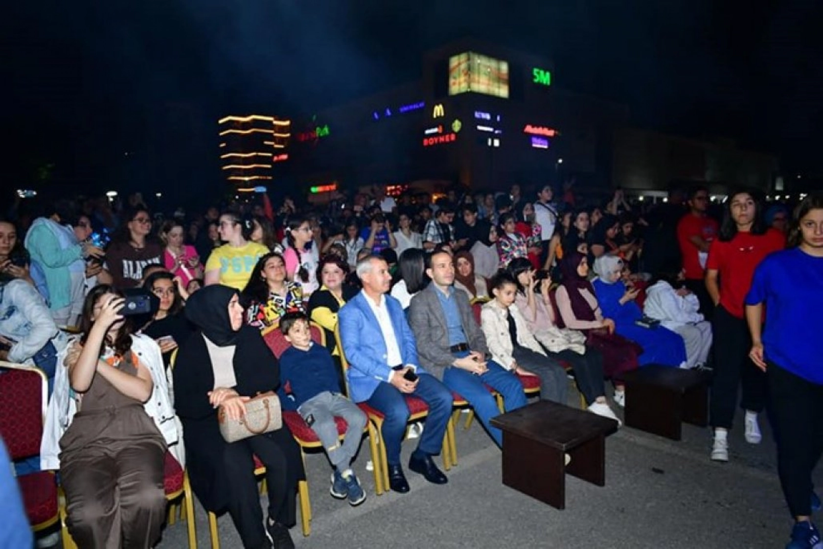 Kiraz festivali Manga konseriyle final yaptı