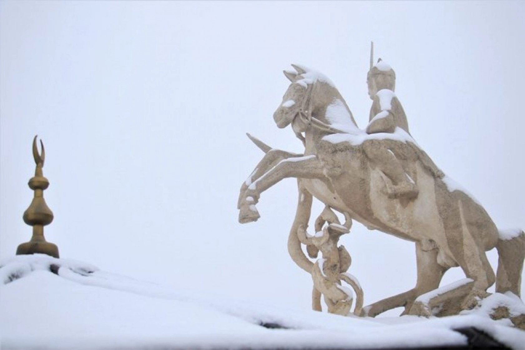 Elazığ'da kar ve sis altındaki tarihin eşsiz manzarası