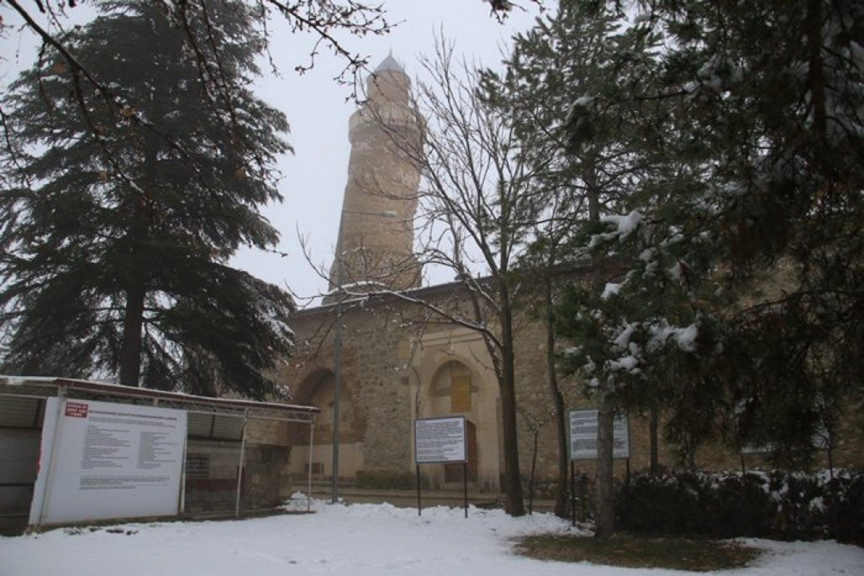 Elazığ'da kar ve sis altındaki tarihin eşsiz manzarası