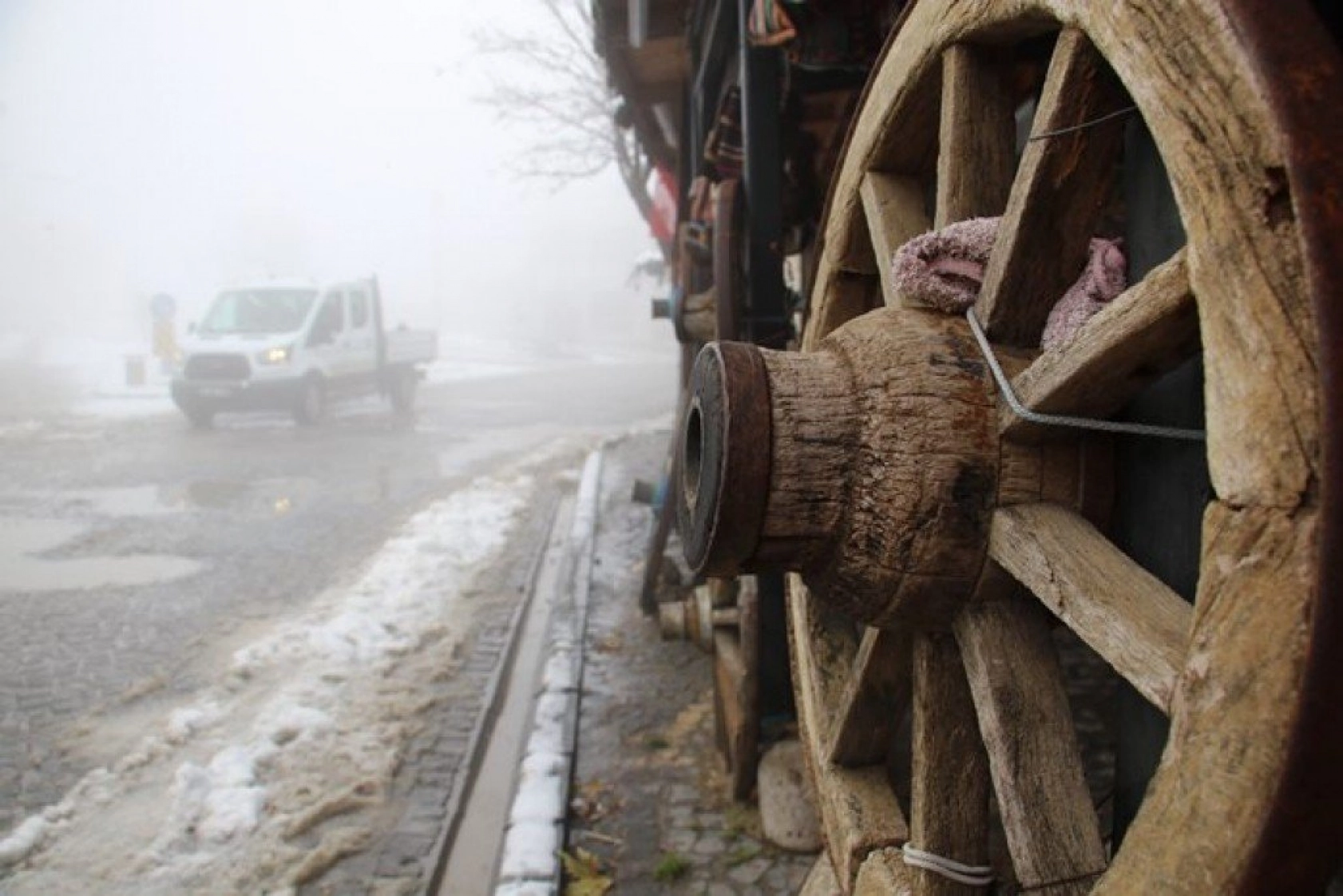Elazığ'da kar ve sis altındaki tarihin eşsiz manzarası