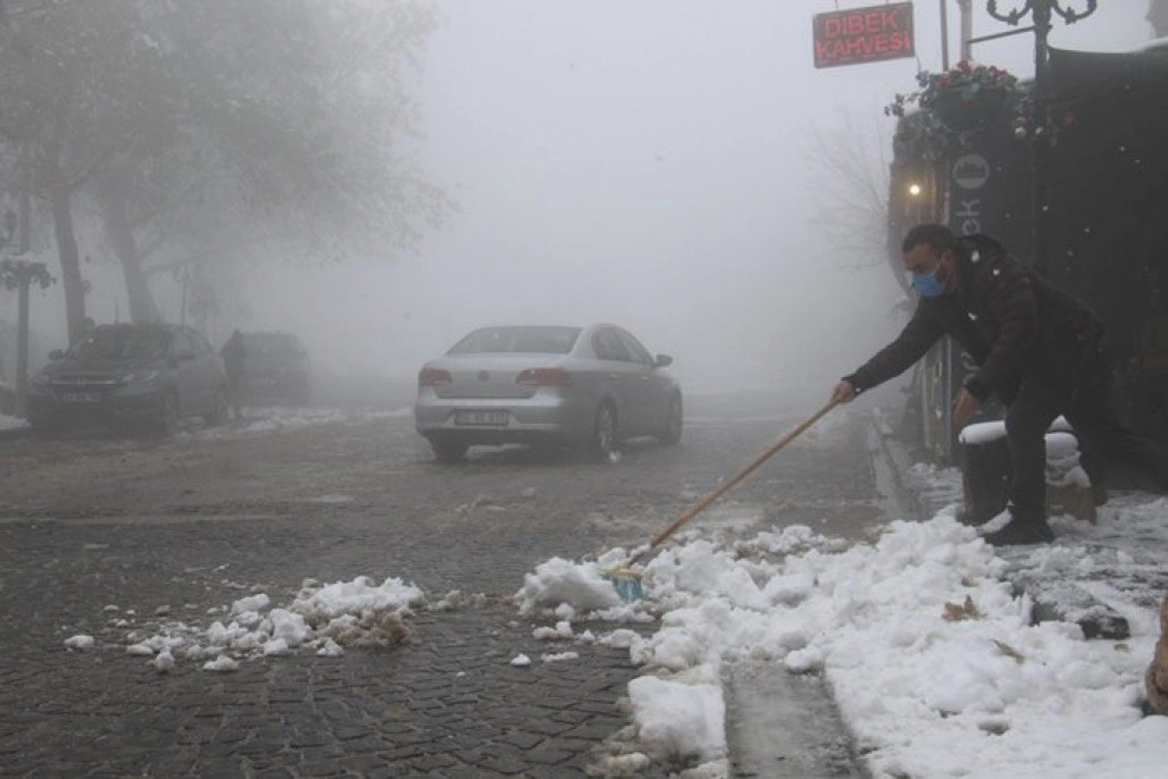 Elazığ'da kar ve sis altındaki tarihin eşsiz manzarası