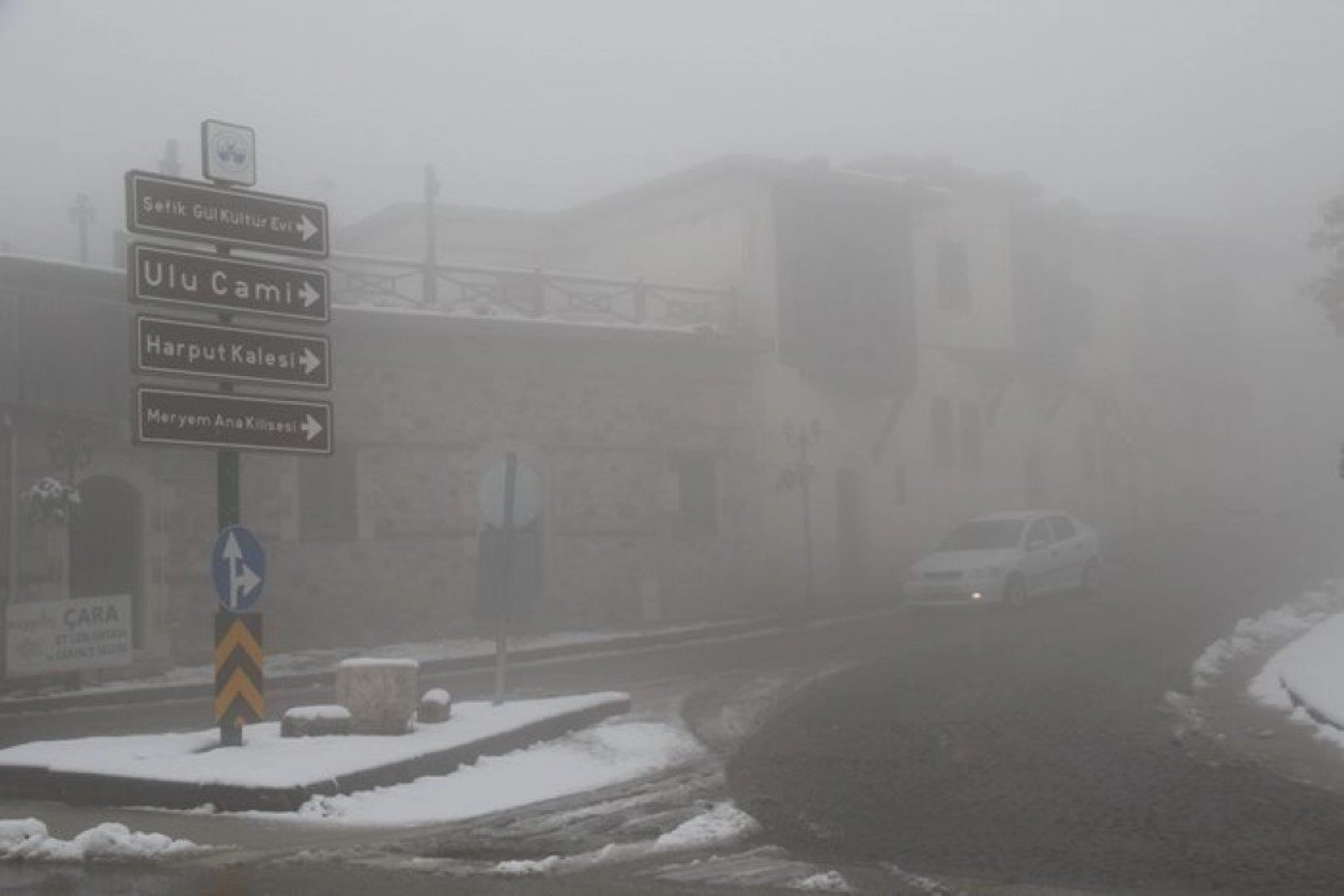 Elazığ'da kar ve sis altındaki tarihin eşsiz manzarası