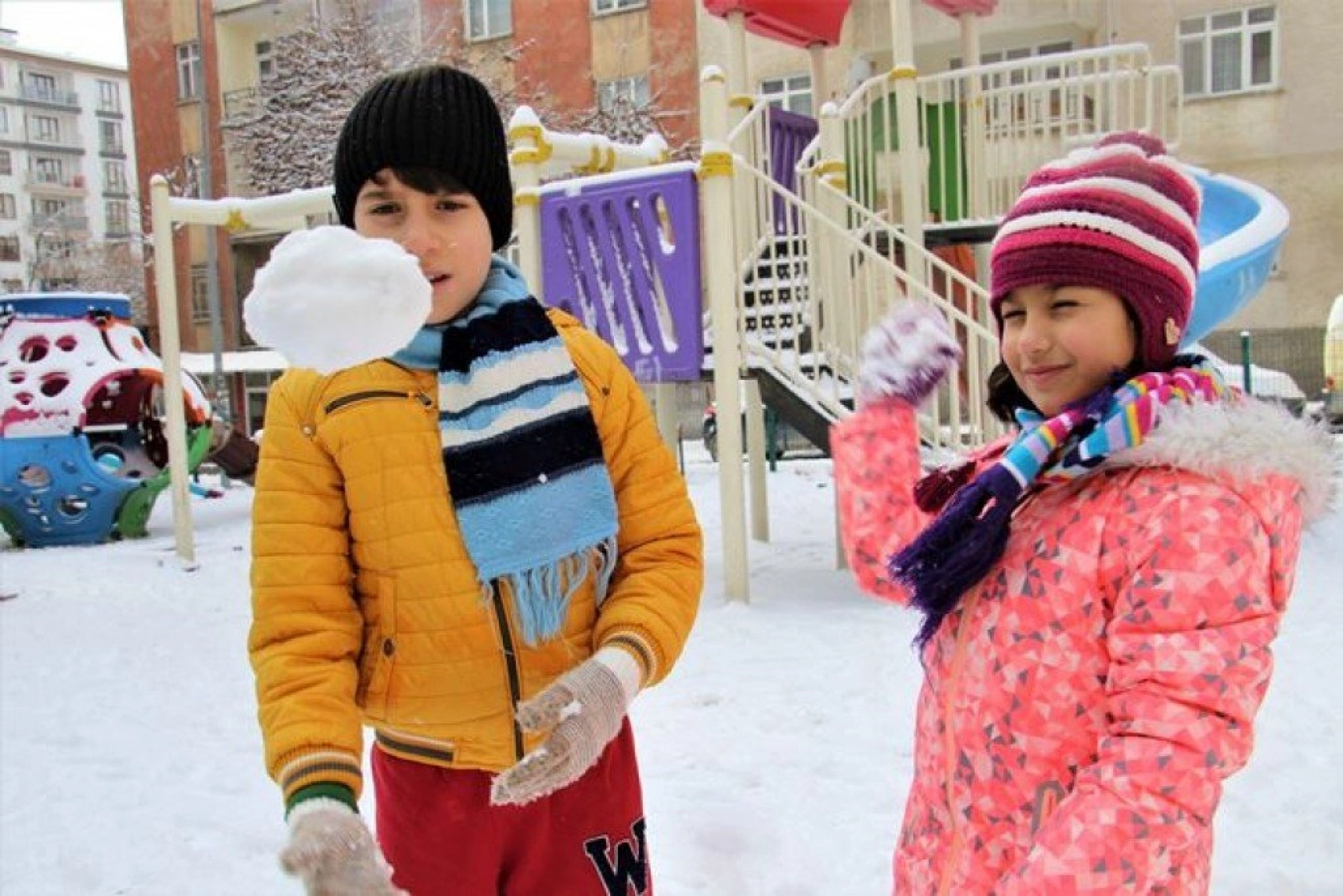 Elazığ'da çocukların kar sevinci