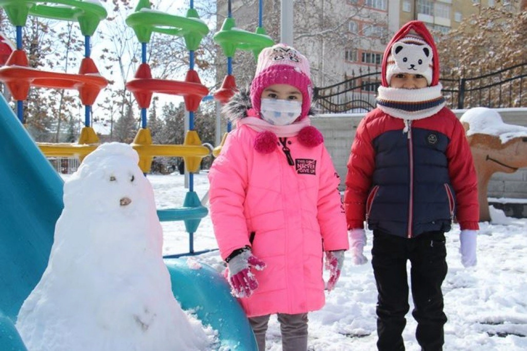 Elazığ'da çocukların kar sevinci