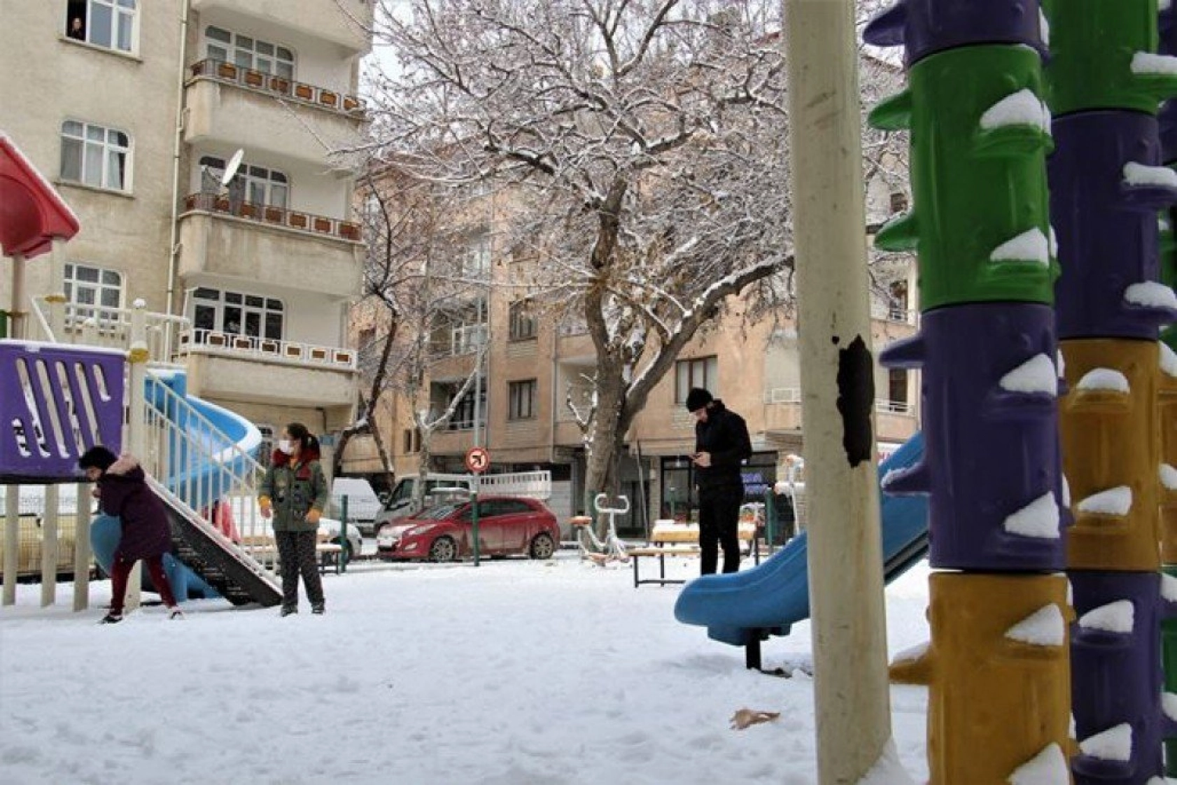 Elazığ'da çocukların kar sevinci