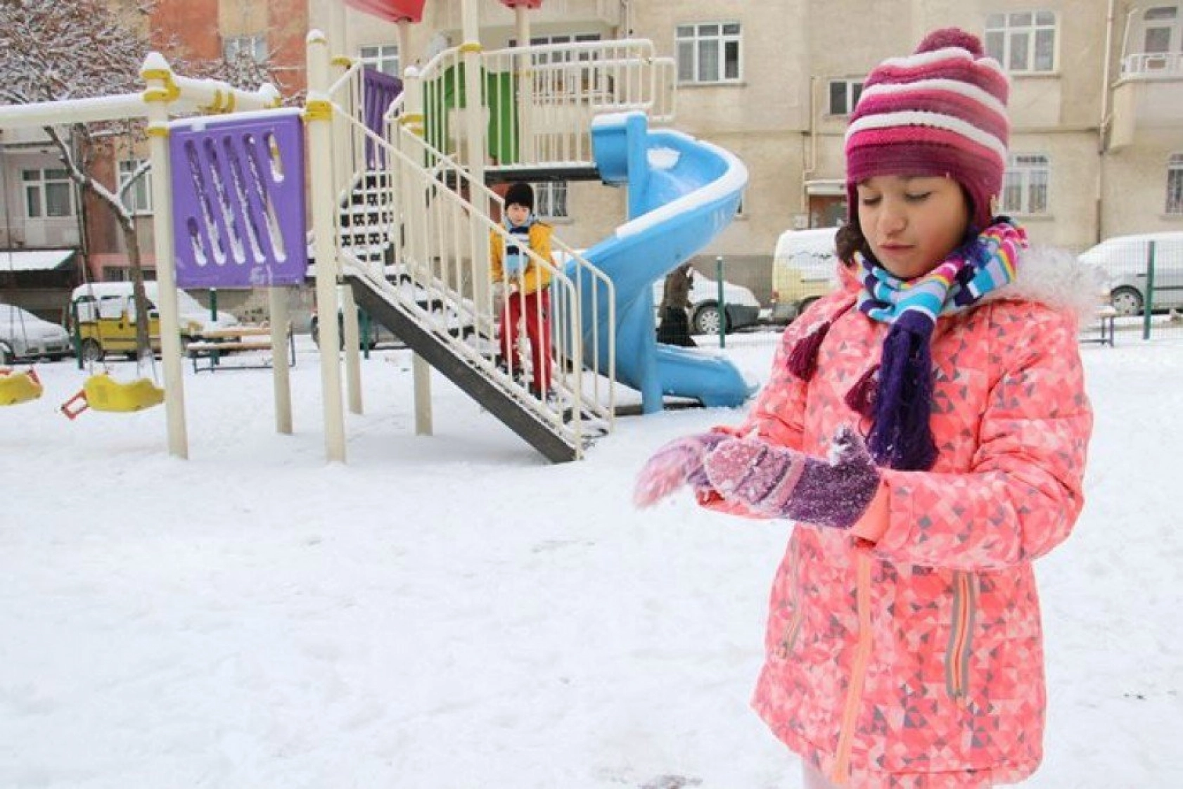Elazığ'da çocukların kar sevinci