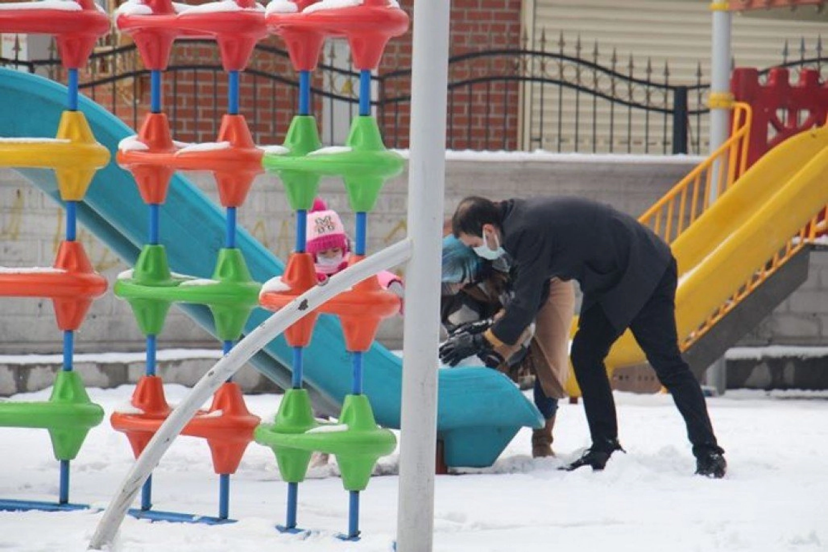 Elazığ'da çocukların kar sevinci