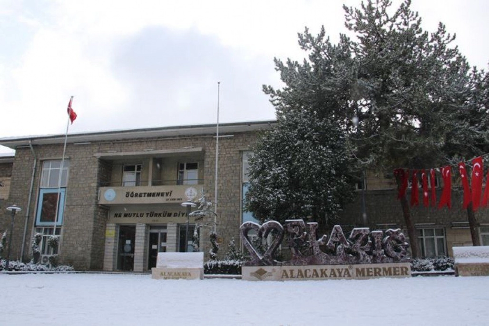 Elazığ'da çocukların kar sevinci