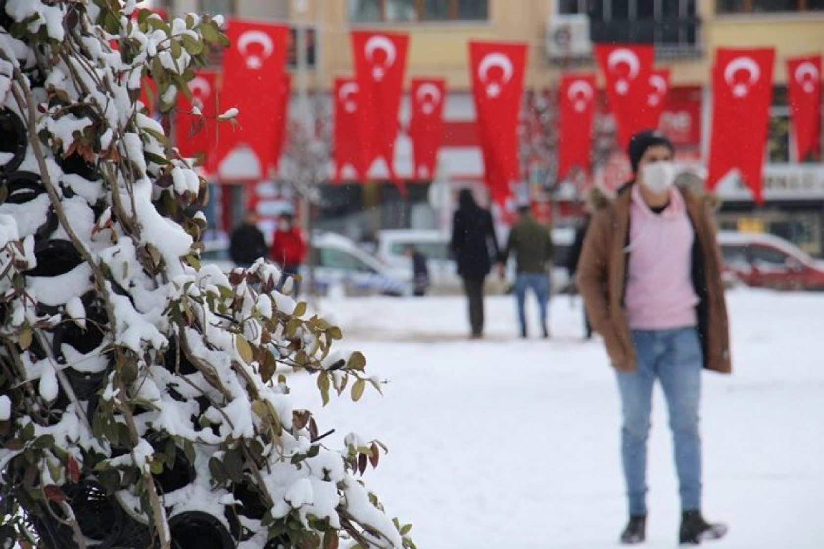 Elazığ'da çocukların kar sevinci