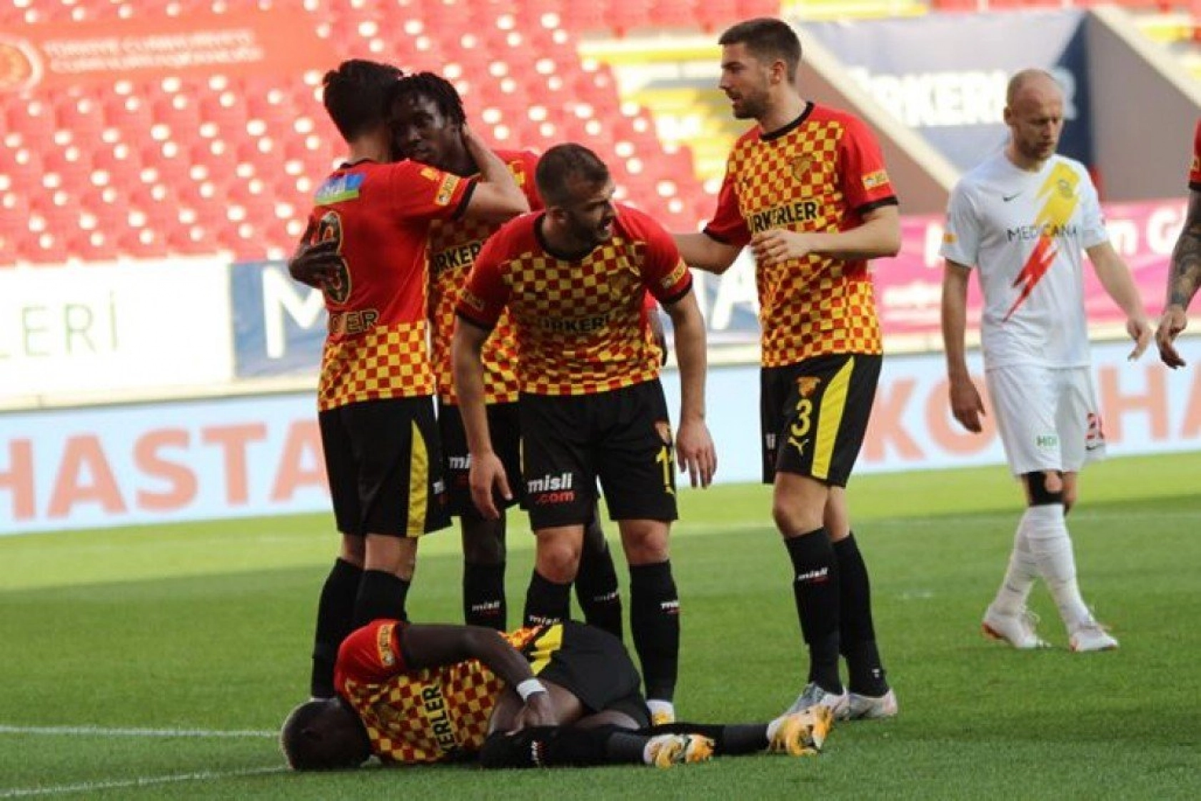 Göztepe Yeni Malatyaspor Karşılaşmasından Kareler