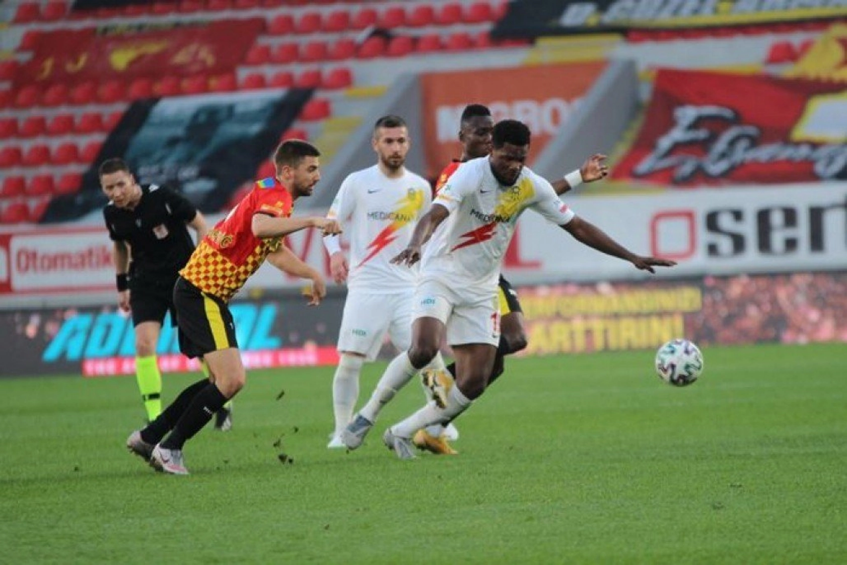 Göztepe Yeni Malatyaspor Karşılaşmasından Kareler