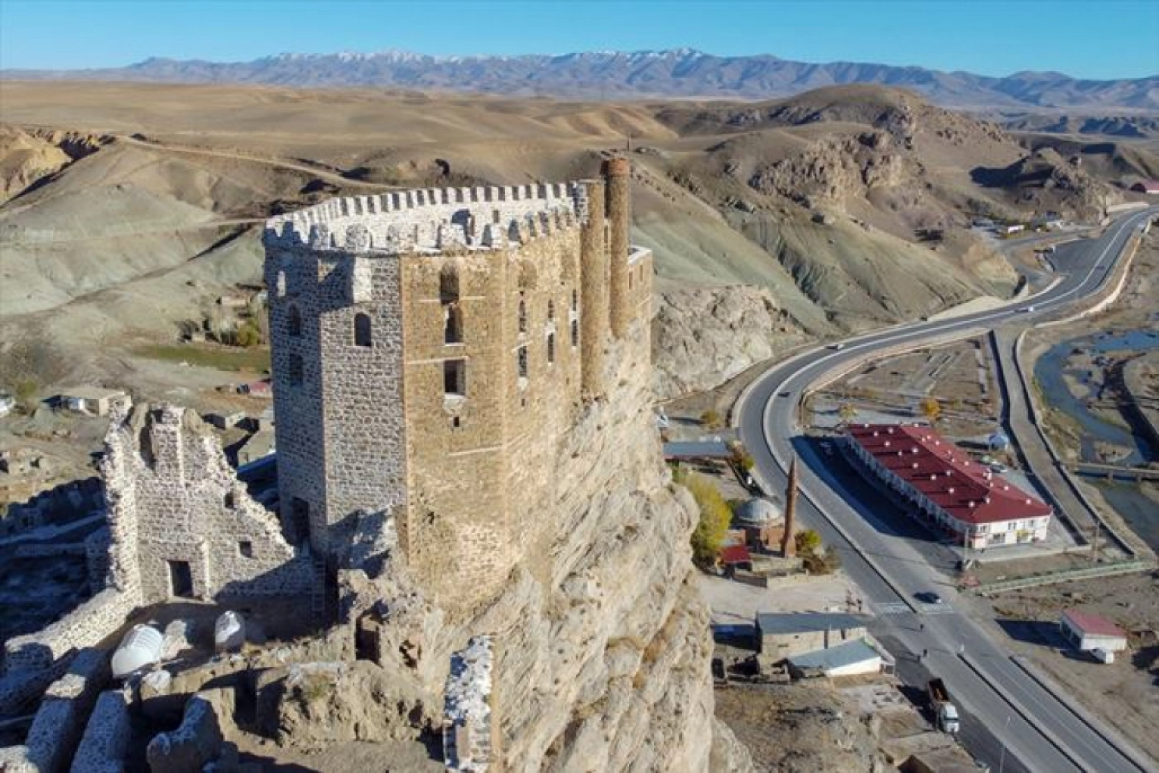 Dünyadaki şato planlı sayılı kalelerden olan Hoşap Kalesi, eski ihtişamına kavuşturuluyor