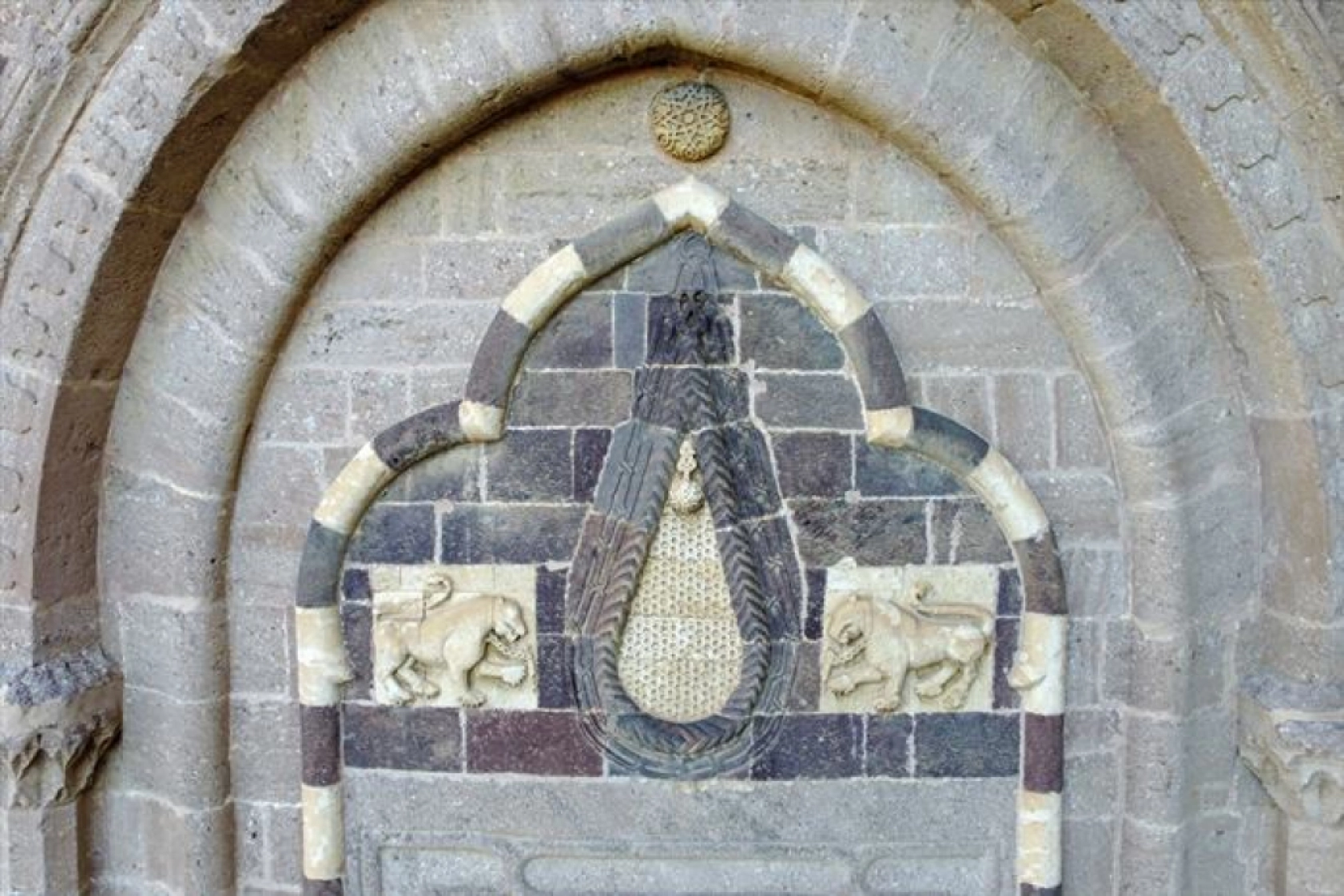 Dünyadaki şato planlı sayılı kalelerden olan Hoşap Kalesi, eski ihtişamına kavuşturuluyor