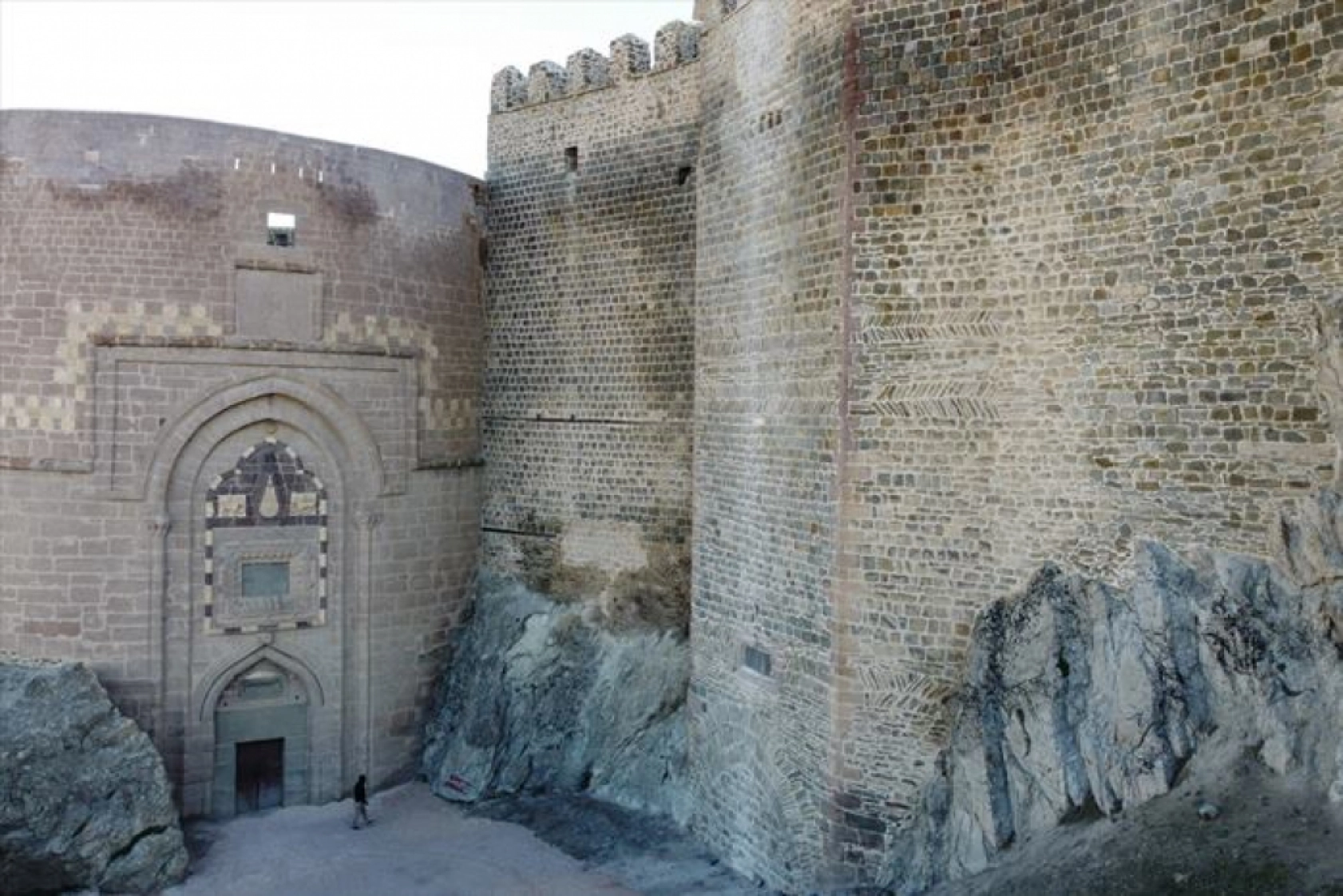 Dünyadaki şato planlı sayılı kalelerden olan Hoşap Kalesi, eski ihtişamına kavuşturuluyor