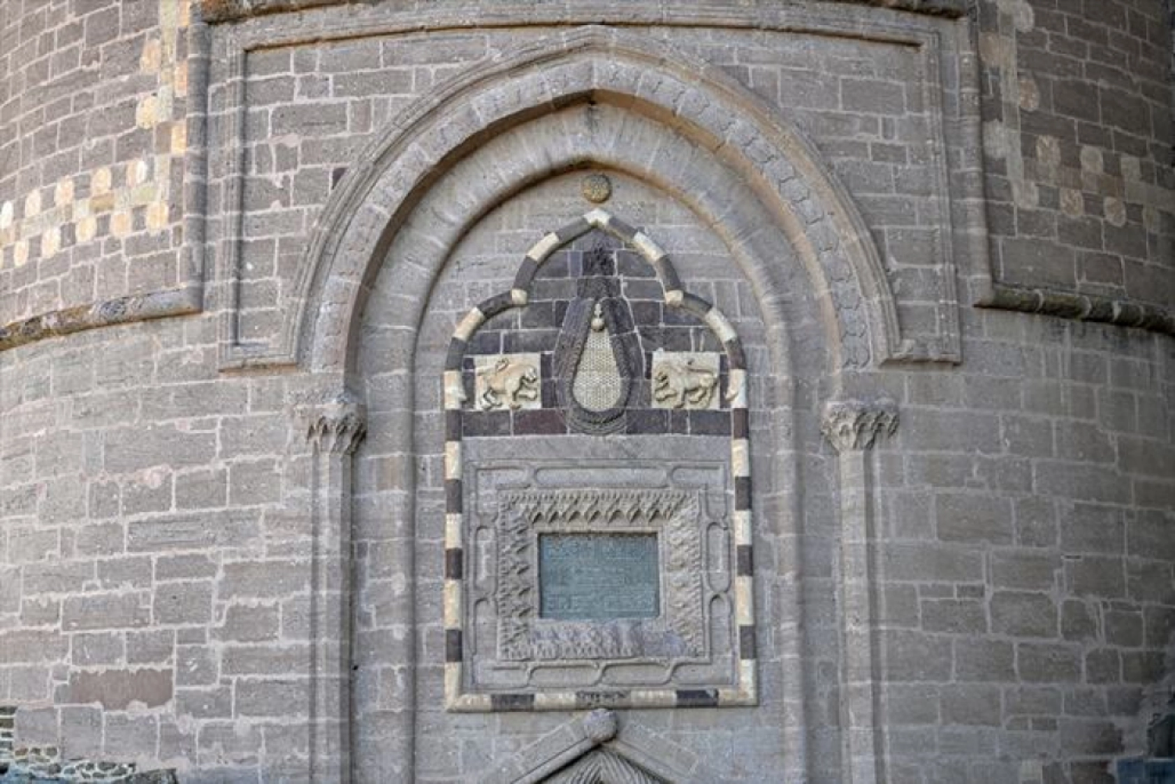 Dünyadaki şato planlı sayılı kalelerden olan Hoşap Kalesi, eski ihtişamına kavuşturuluyor