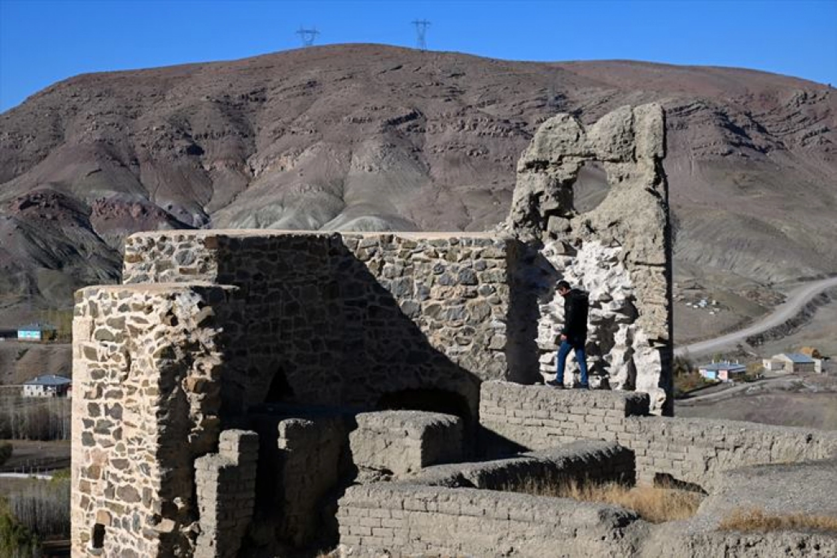 Dünyadaki şato planlı sayılı kalelerden olan Hoşap Kalesi, eski ihtişamına kavuşturuluyor