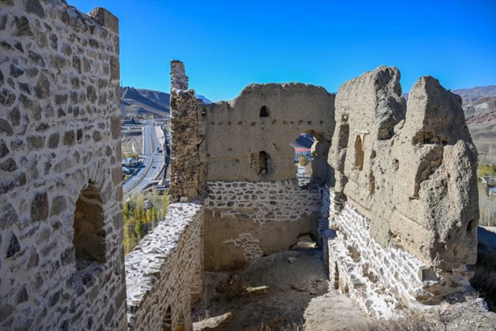 Dünyadaki şato planlı sayılı kalelerden olan Hoşap Kalesi, eski ihtişamına kavuşturuluyor