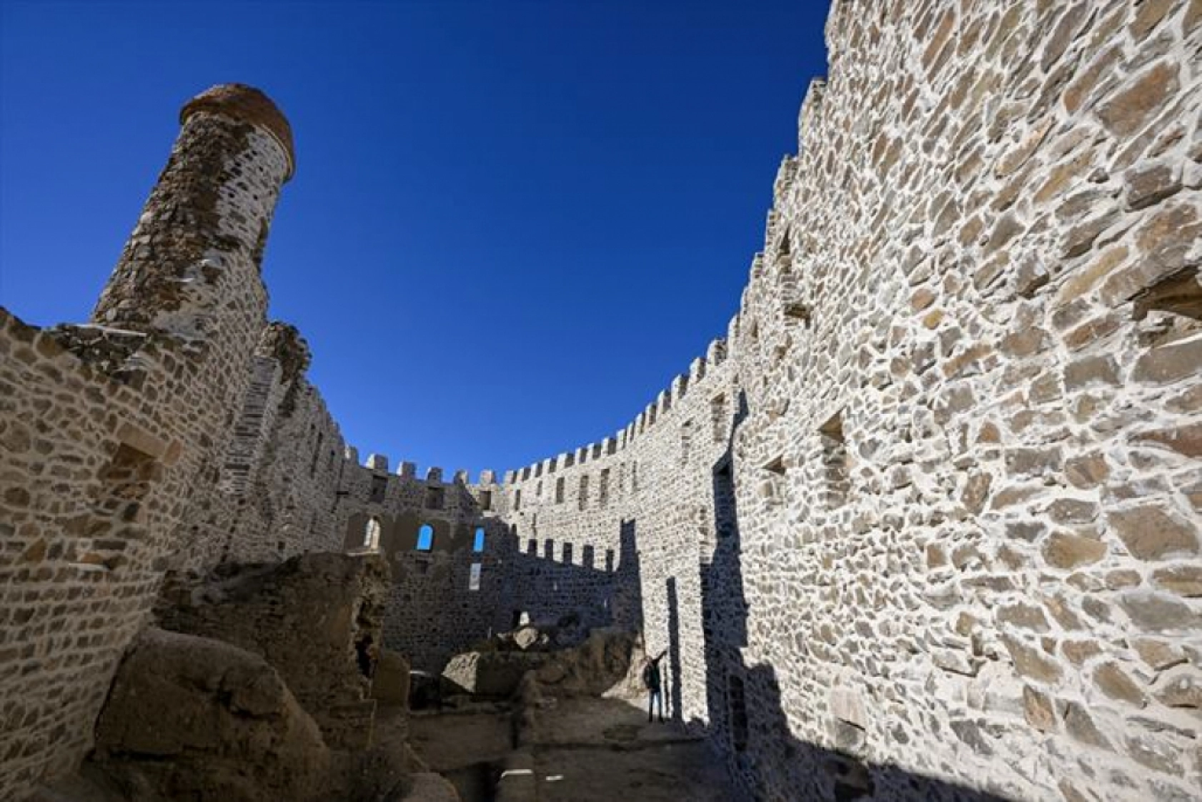 Dünyadaki şato planlı sayılı kalelerden olan Hoşap Kalesi, eski ihtişamına kavuşturuluyor