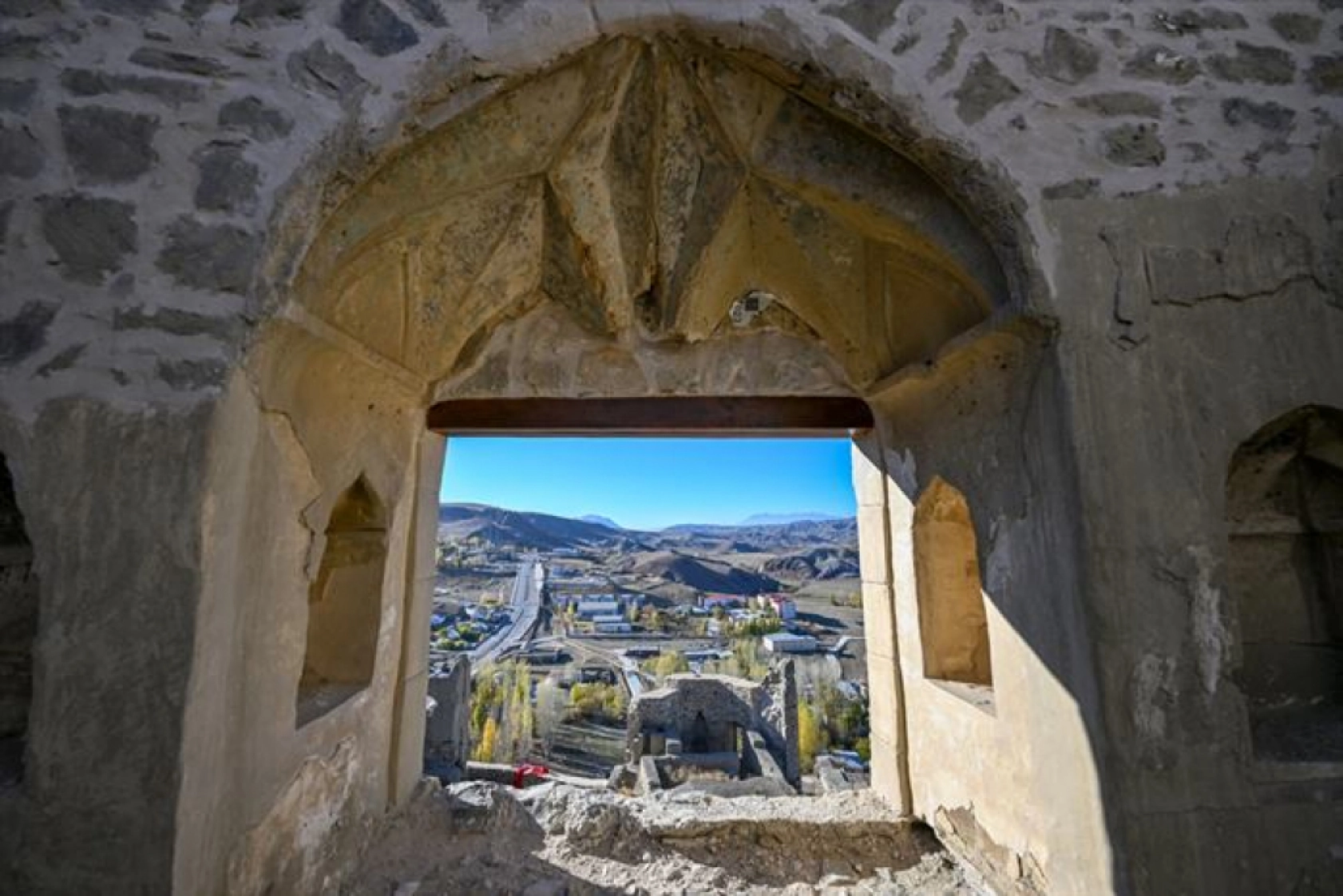 Dünyadaki şato planlı sayılı kalelerden olan Hoşap Kalesi, eski ihtişamına kavuşturuluyor