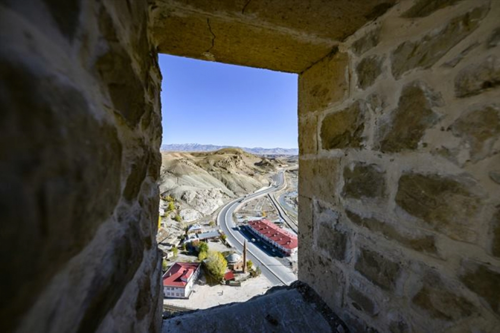 Dünyadaki şato planlı sayılı kalelerden olan Hoşap Kalesi, eski ihtişamına kavuşturuluyor