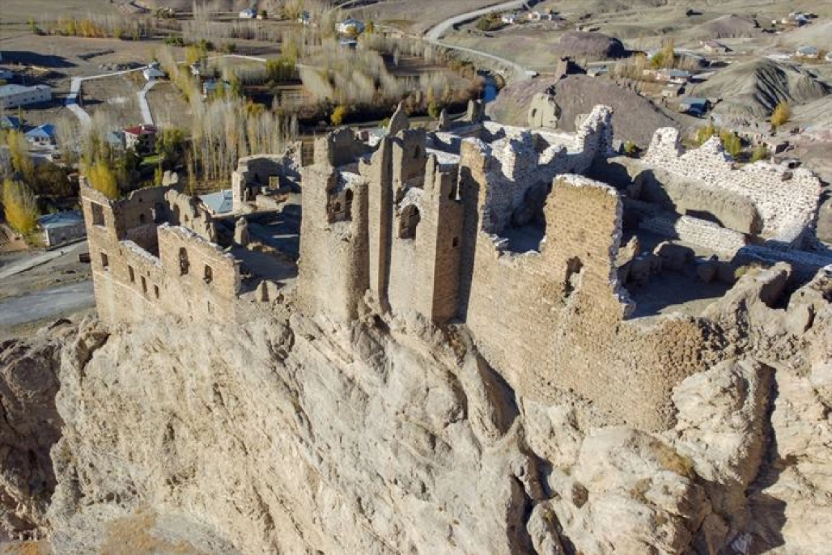 Dünyadaki şato planlı sayılı kalelerden olan Hoşap Kalesi, eski ihtişamına kavuşturuluyor