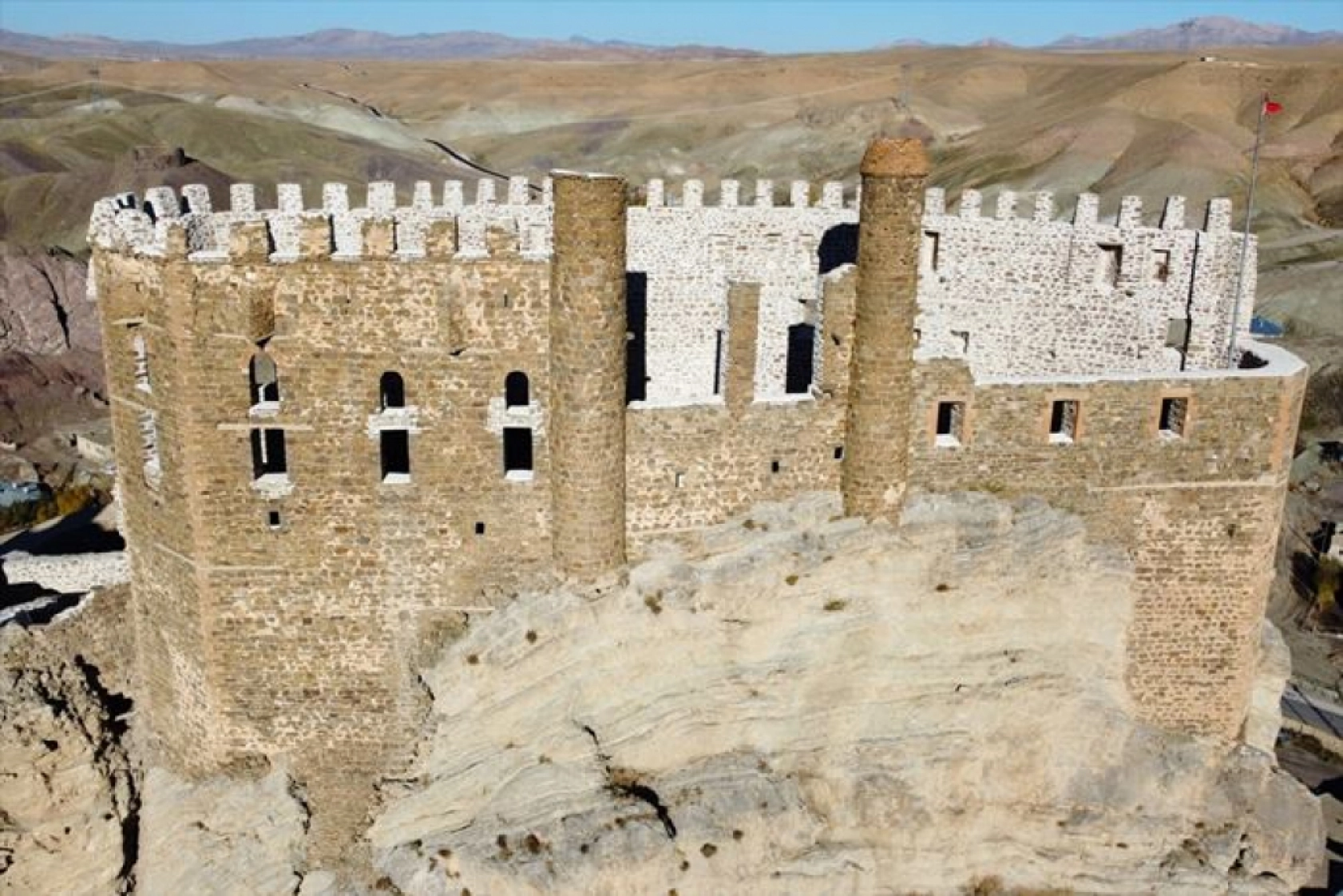 Dünyadaki şato planlı sayılı kalelerden olan Hoşap Kalesi, eski ihtişamına kavuşturuluyor