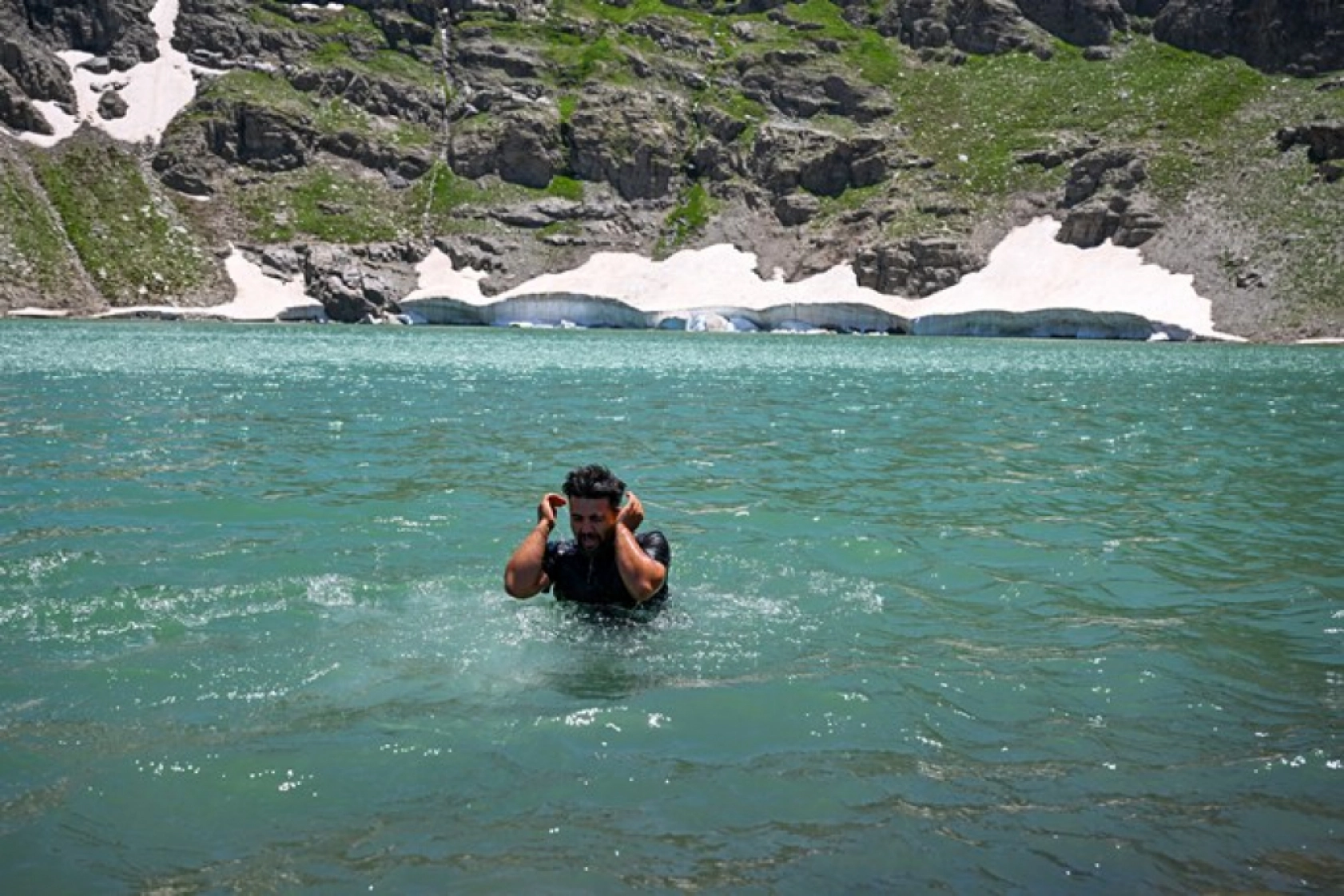 Van'ın Zirvesinde Görsel Şölen: Buzul Gölü Ziyaretçi Akınına Uğruyor