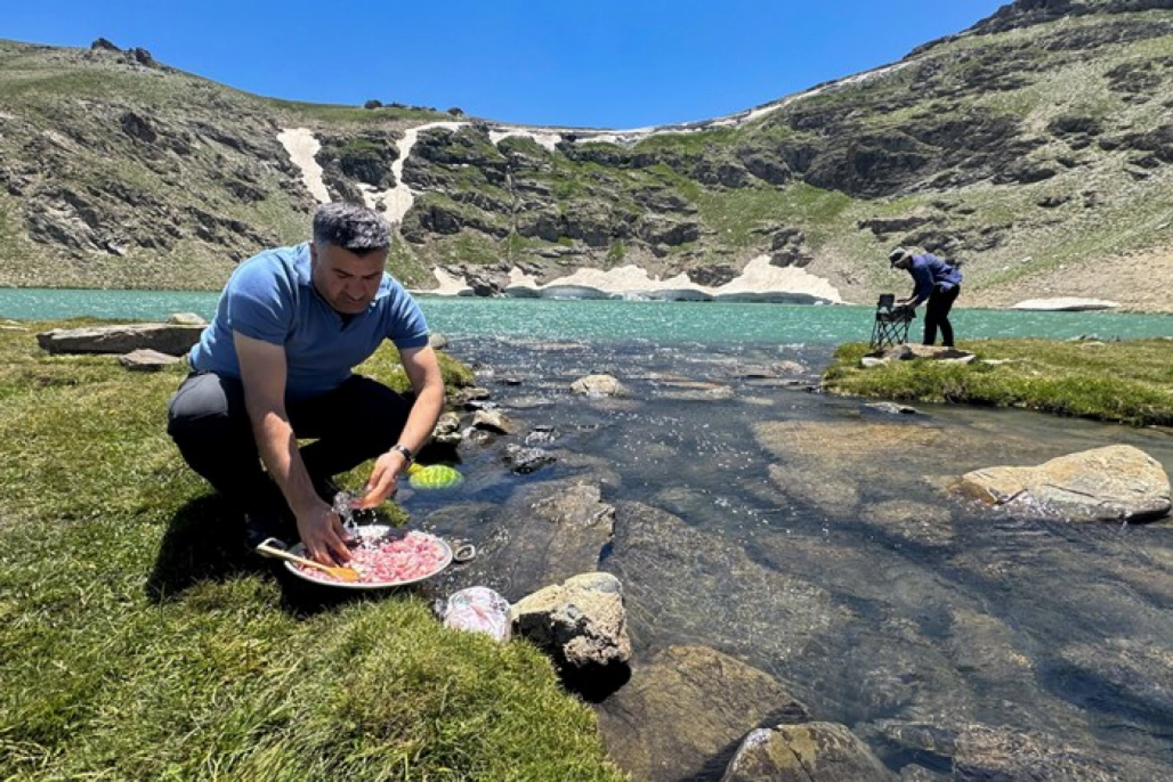 Van'ın Zirvesinde Görsel Şölen: Buzul Gölü Ziyaretçi Akınına Uğruyor