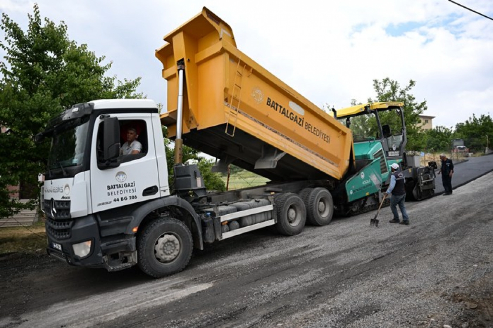 Meydanbaşı Mahallesi'ne Sıcak Asfalt Yapıldı
