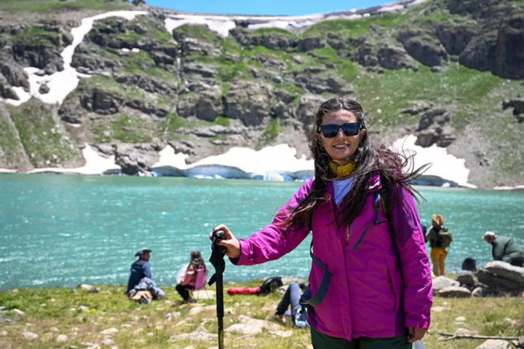 Van'ın Zirvesinde Görsel Şölen: Buzul Gölü Ziyaretçi Akınına Uğruyor