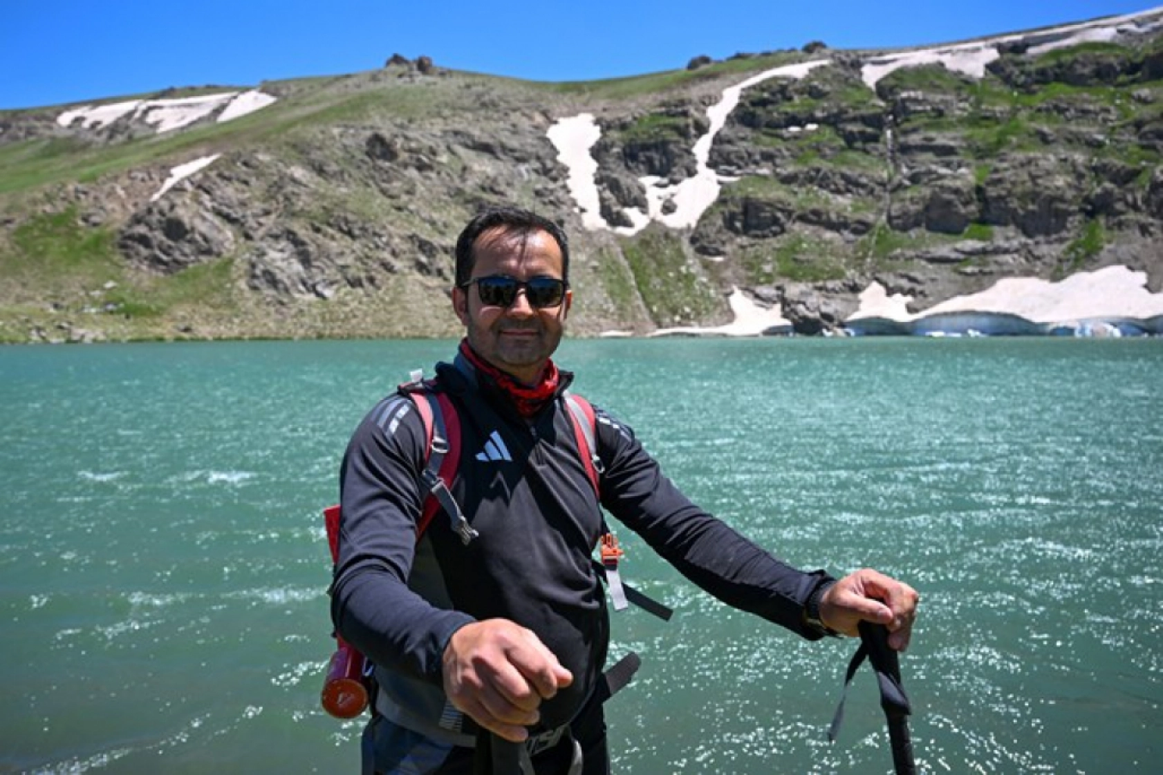 Van'ın Zirvesinde Görsel Şölen: Buzul Gölü Ziyaretçi Akınına Uğruyor