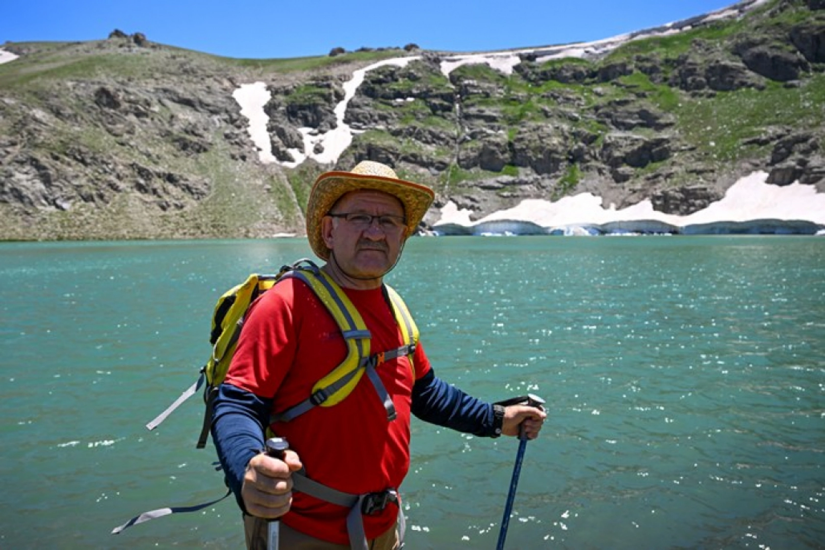 Van'ın Zirvesinde Görsel Şölen: Buzul Gölü Ziyaretçi Akınına Uğruyor