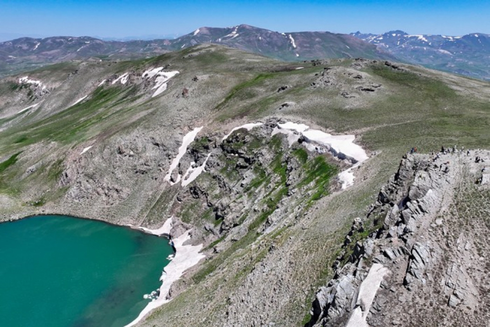 Van'ın Zirvesinde Görsel Şölen: Buzul Gölü Ziyaretçi Akınına Uğruyor