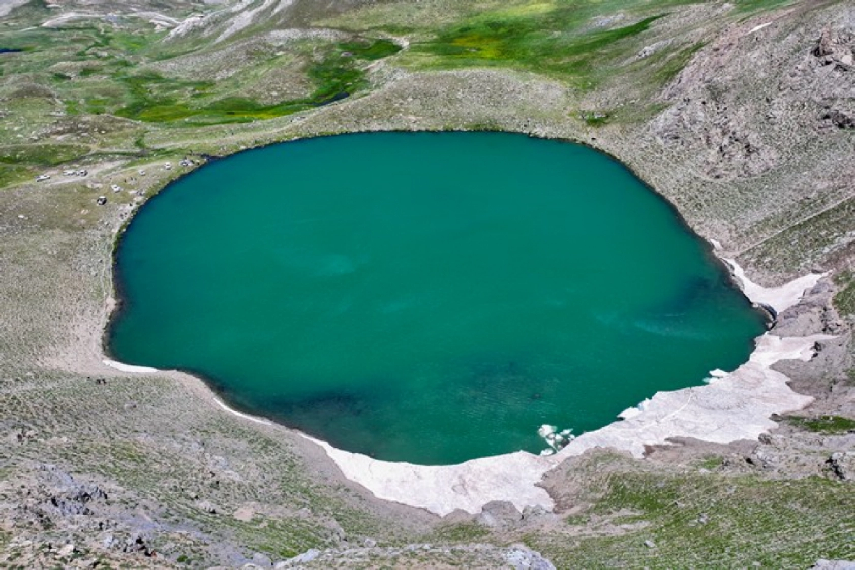 Van'ın Zirvesinde Görsel Şölen: Buzul Gölü Ziyaretçi Akınına Uğruyor
