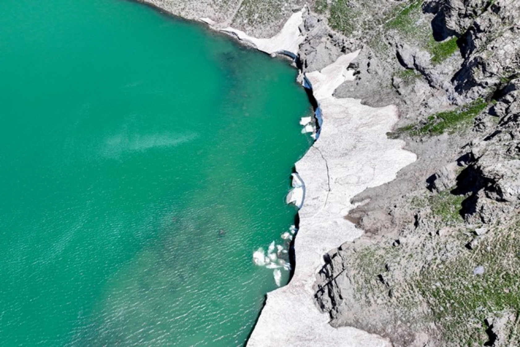 Van'ın Zirvesinde Görsel Şölen: Buzul Gölü Ziyaretçi Akınına Uğruyor