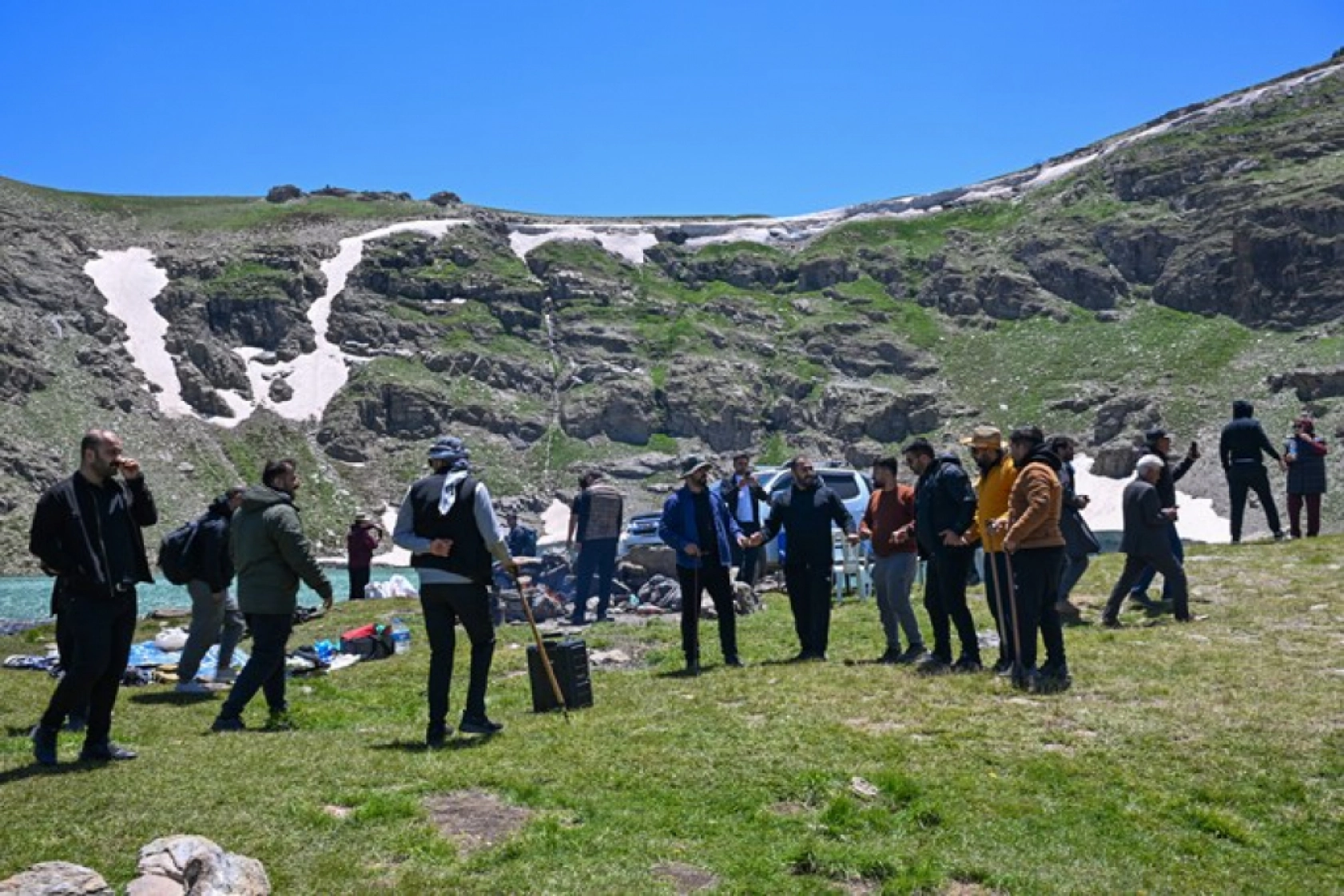 Van'ın Zirvesinde Görsel Şölen: Buzul Gölü Ziyaretçi Akınına Uğruyor