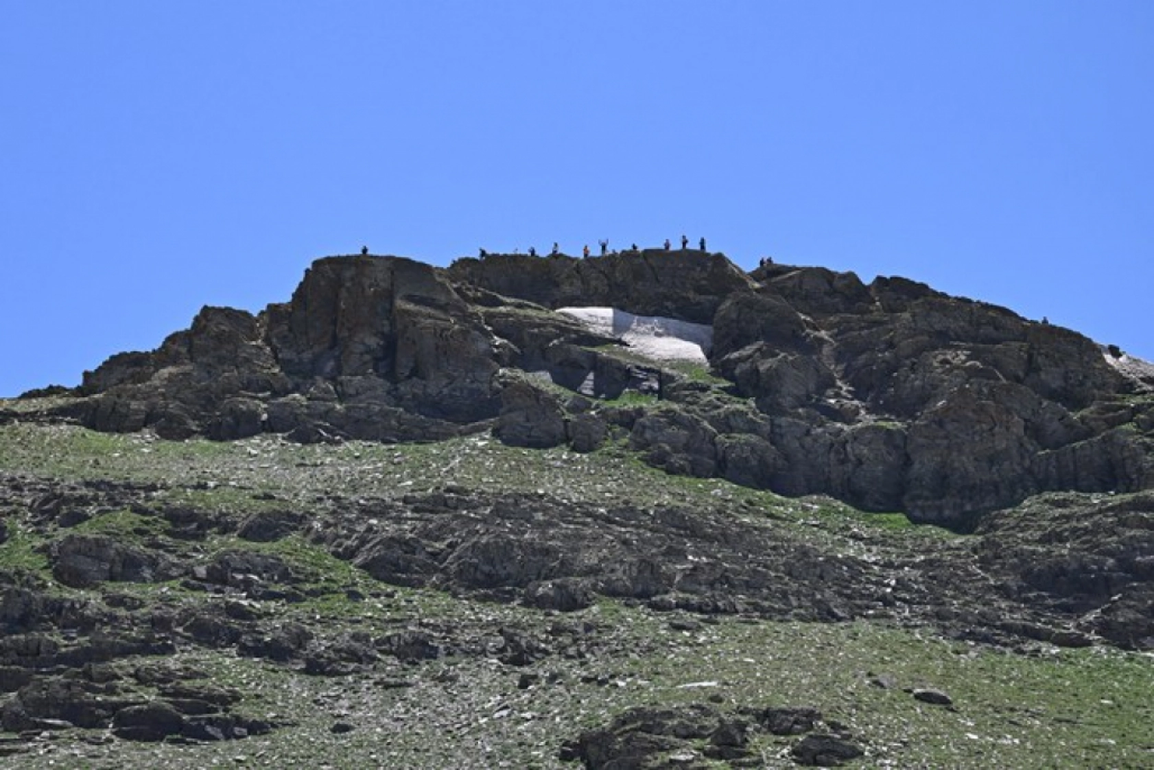 Van'ın Zirvesinde Görsel Şölen: Buzul Gölü Ziyaretçi Akınına Uğruyor