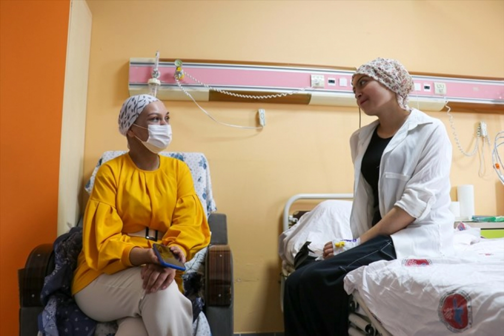 Lösemiyi yenen gençler kendileriyle aynı tedaviyi gören hastalara umut aşılıyor