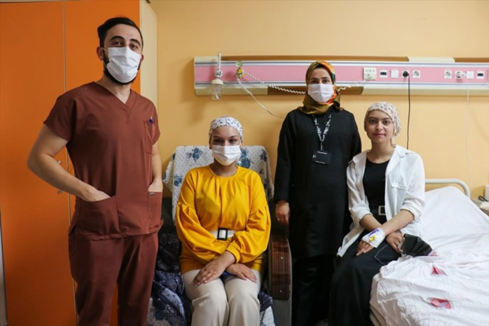 Lösemiyi yenen gençler kendileriyle aynı tedaviyi gören hastalara umut aşılıyor