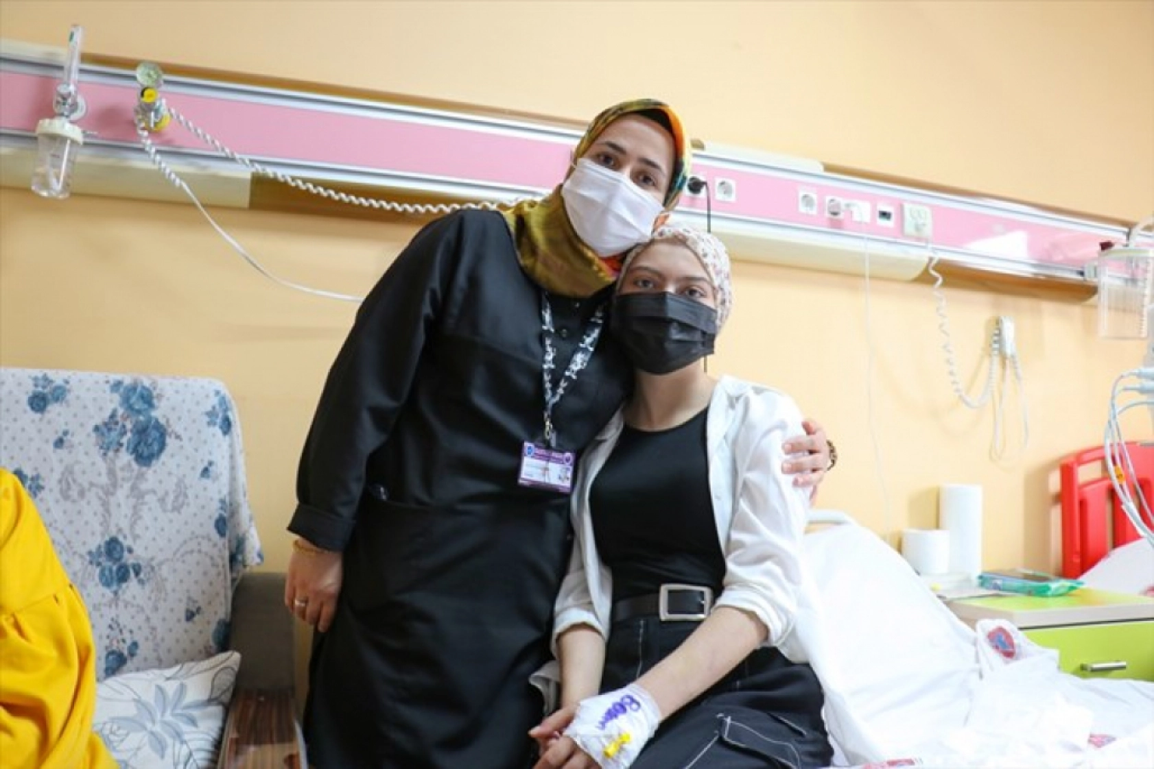 Lösemiyi yenen gençler kendileriyle aynı tedaviyi gören hastalara umut aşılıyor