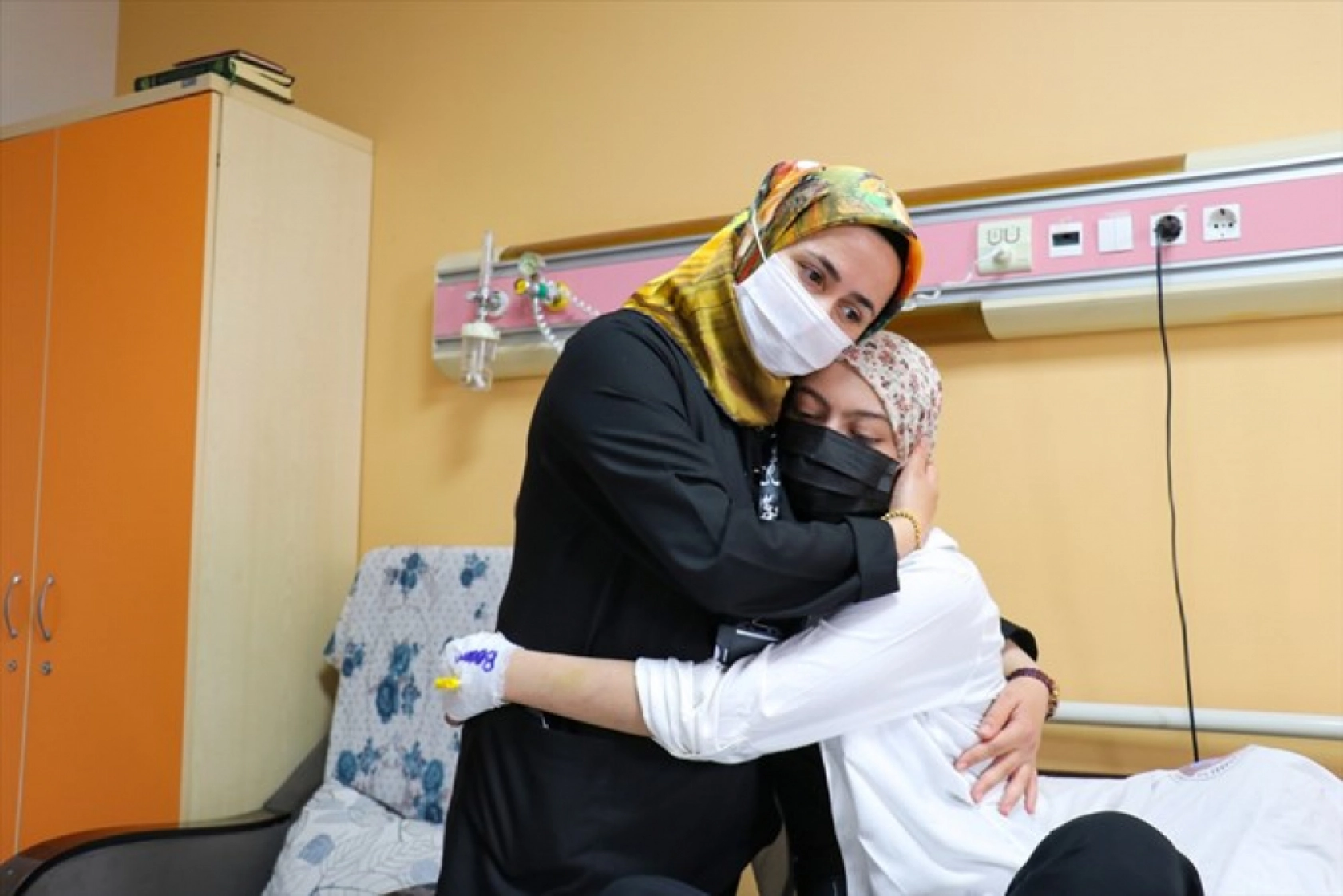 Lösemiyi yenen gençler kendileriyle aynı tedaviyi gören hastalara umut aşılıyor